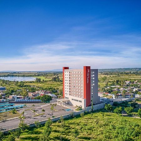 Fiesta Inn Suites Aeropuerto Del Bajio Silao Exteriör bild