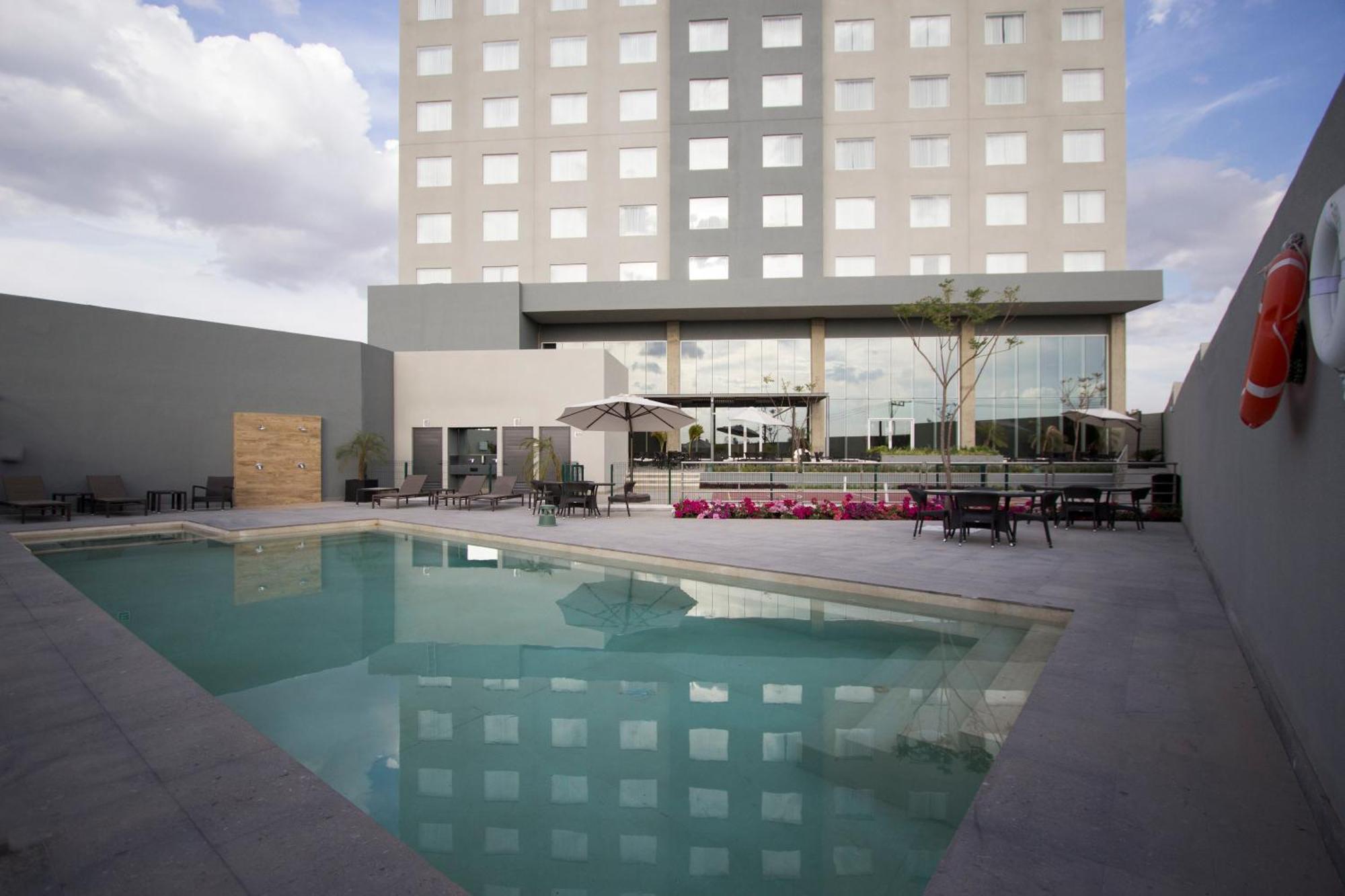 Fiesta Inn Suites Aeropuerto Del Bajio Silao Exteriör bild