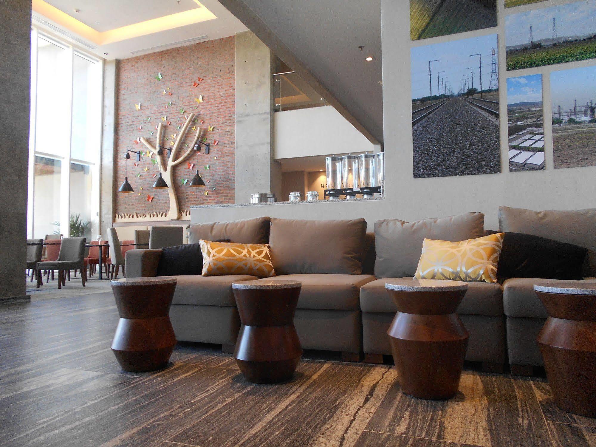 Fiesta Inn Suites Aeropuerto Del Bajio Silao Exteriör bild